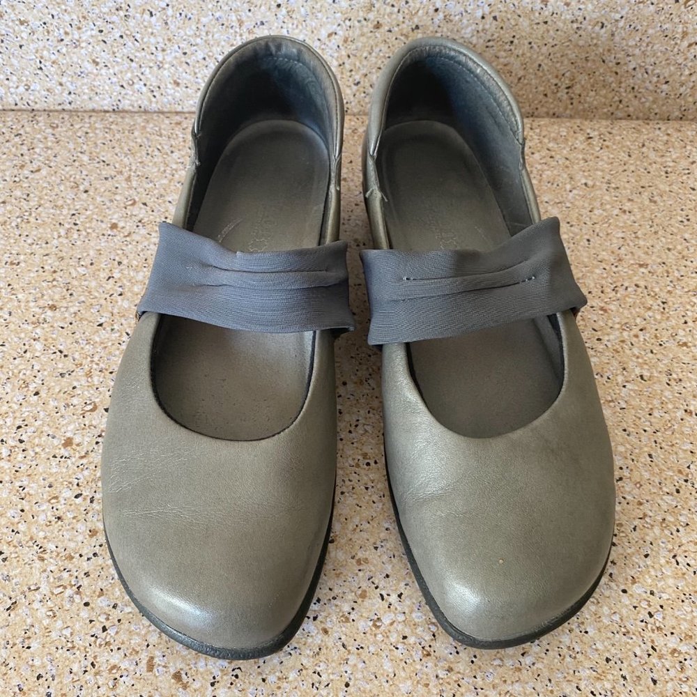 Naot 38 US 7 Women's  Gray Leather Mary Janes Shoes